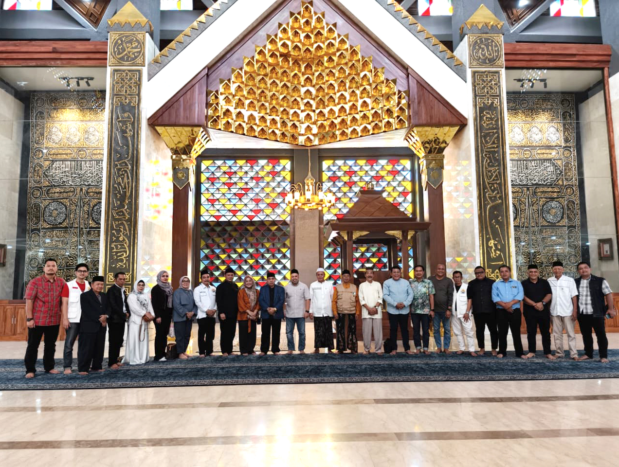 Dalam rangka Mukab IX Kadin Kabupaten Bogor, Panitia dan Ibu Ketua KADIN Kab. Bogor melaksanakan Sholat Azhar dan Doa Bersama di Masjid Nurul Wathon.